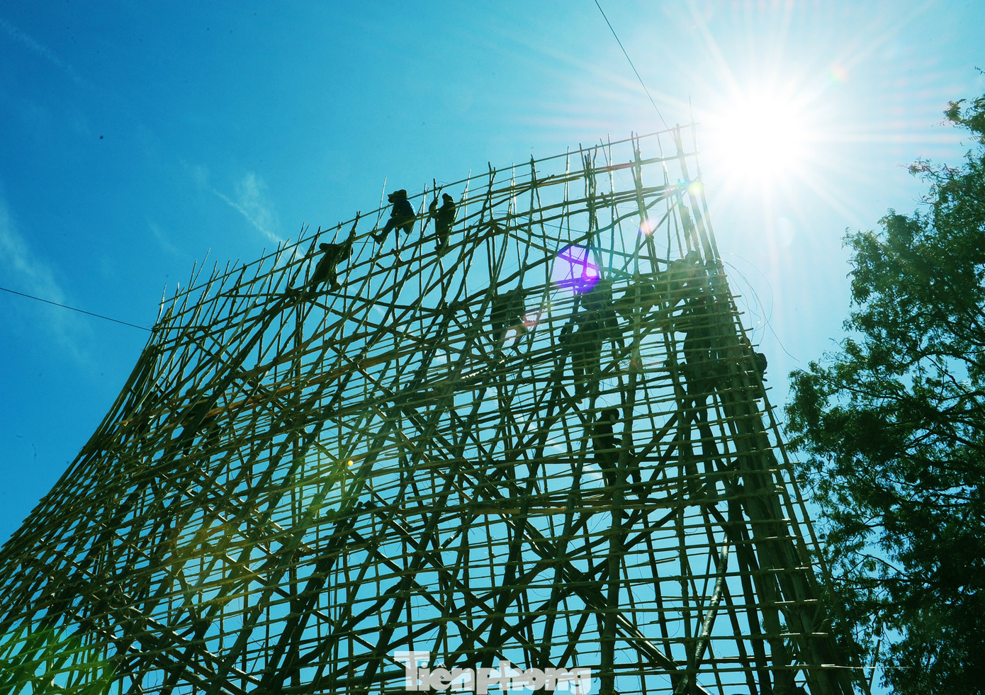 Mặt trời đã trên đỉnh đầu nhưng dân làng vẫn tích cực, cần mẫn với mỗi công việc được đảm nhận.