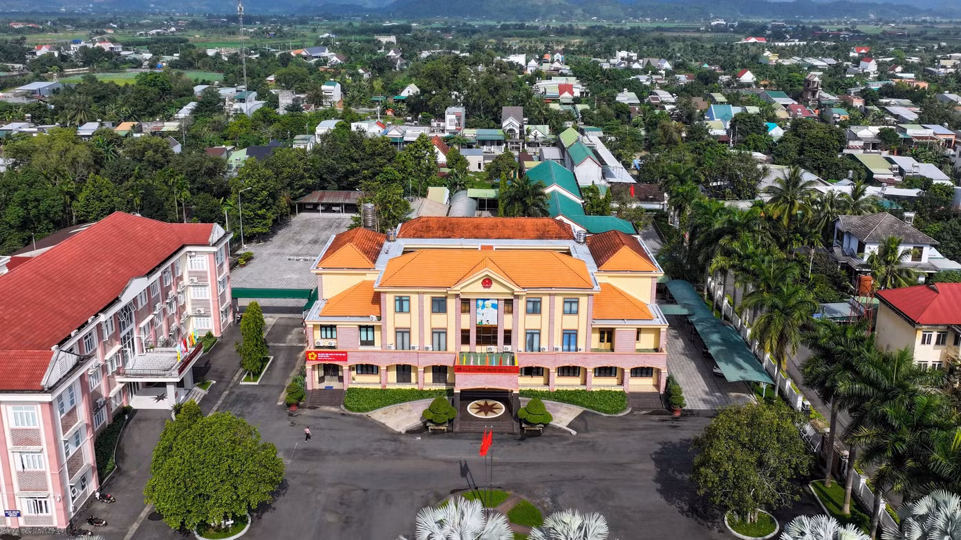 Trụ sở làm việc huyện Đạ Huoai (mới) được đặt tại thị trấn Đạ Tẻh, huyện Đạ Tẻh (cũ).