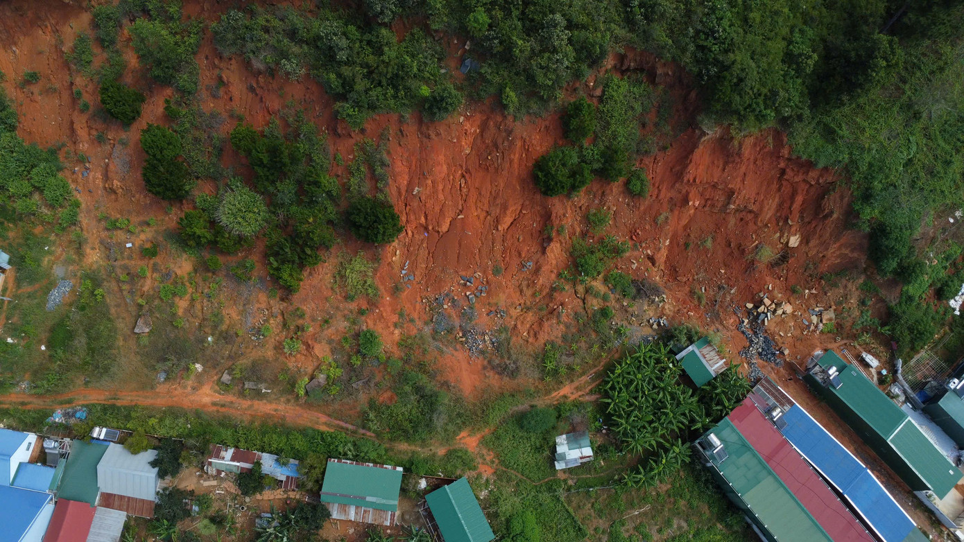 Hàng chục hộ dân sống dướiđồi thông có vết nứt dài 80m