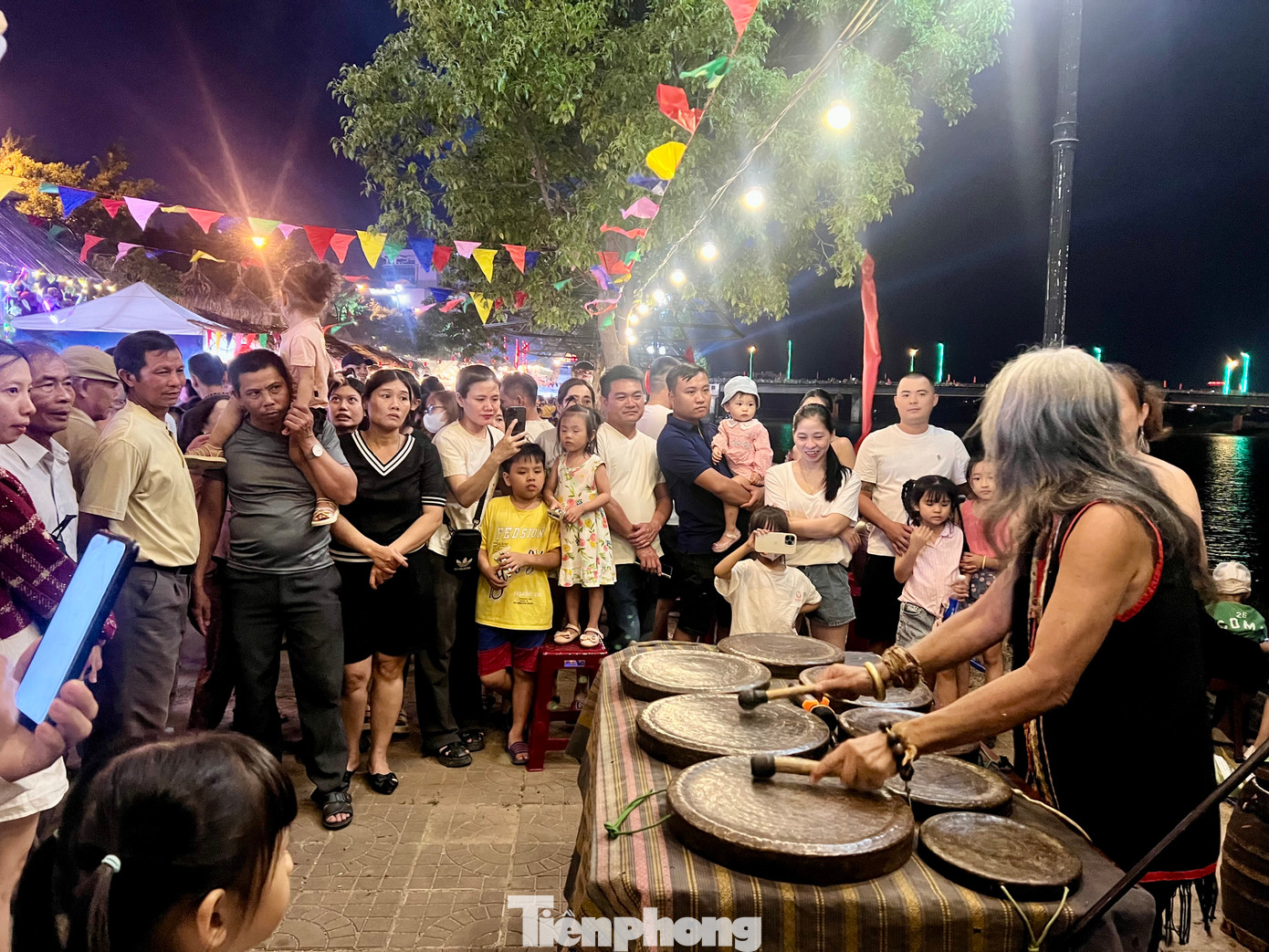 Người dân, du khách thưởng thức các giai điệu cồng chiêng do Nghệ nhân biểu diễn.