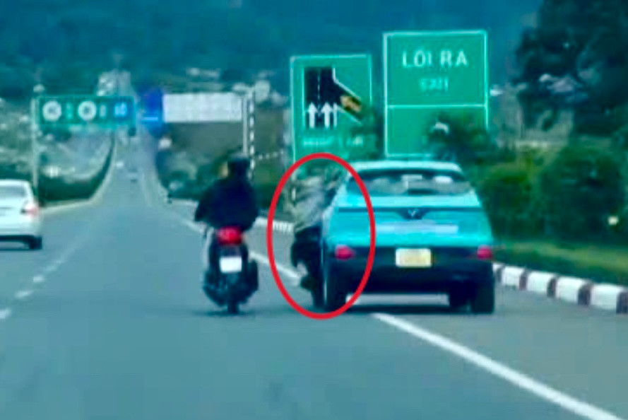 Thanh niên đu cửa taxi được khoảng 2km thì rơi xuống đường, sau đó bị cán qua người Thanh niên đu cửa taxi được khoảng 2km thì rơi xuống đường, sau đó bị cán qua người