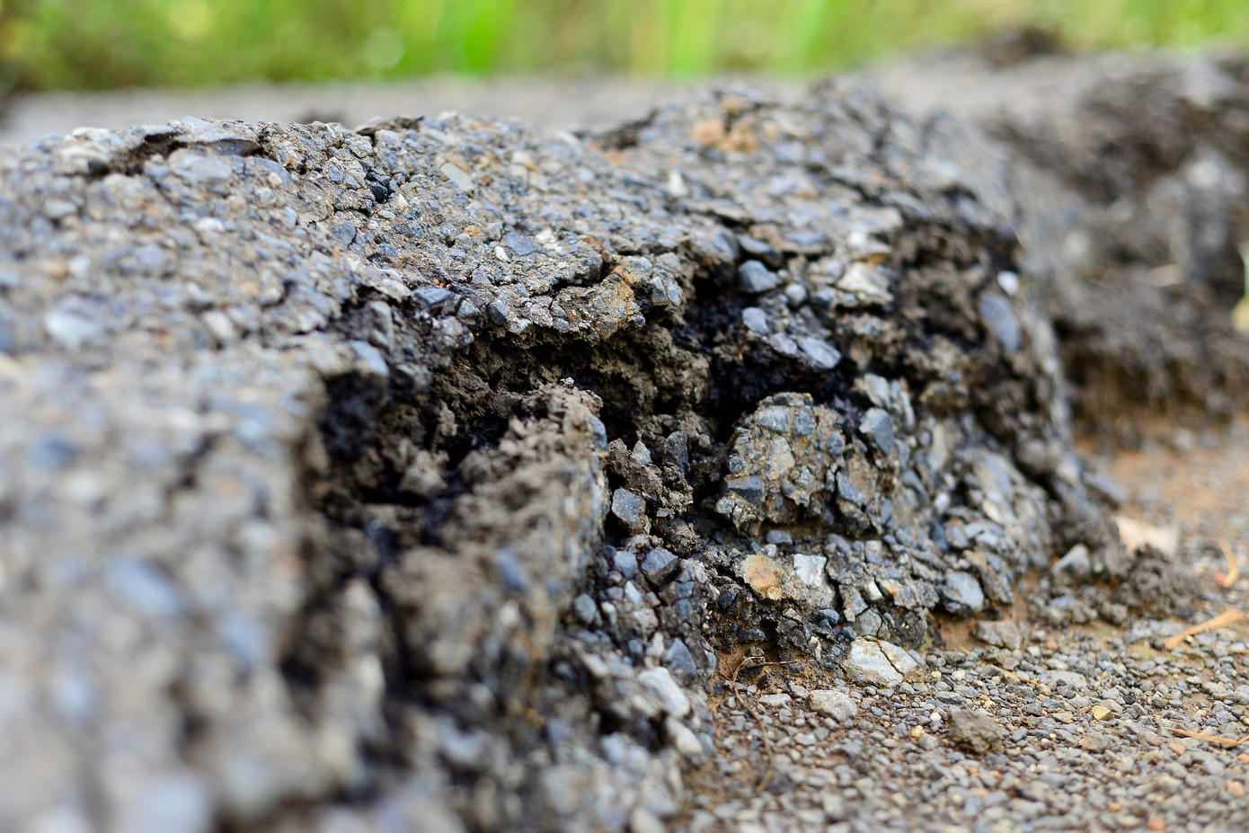 Tại một vị trí khác cũng bị nứt với độ mở khoảng 20cm.