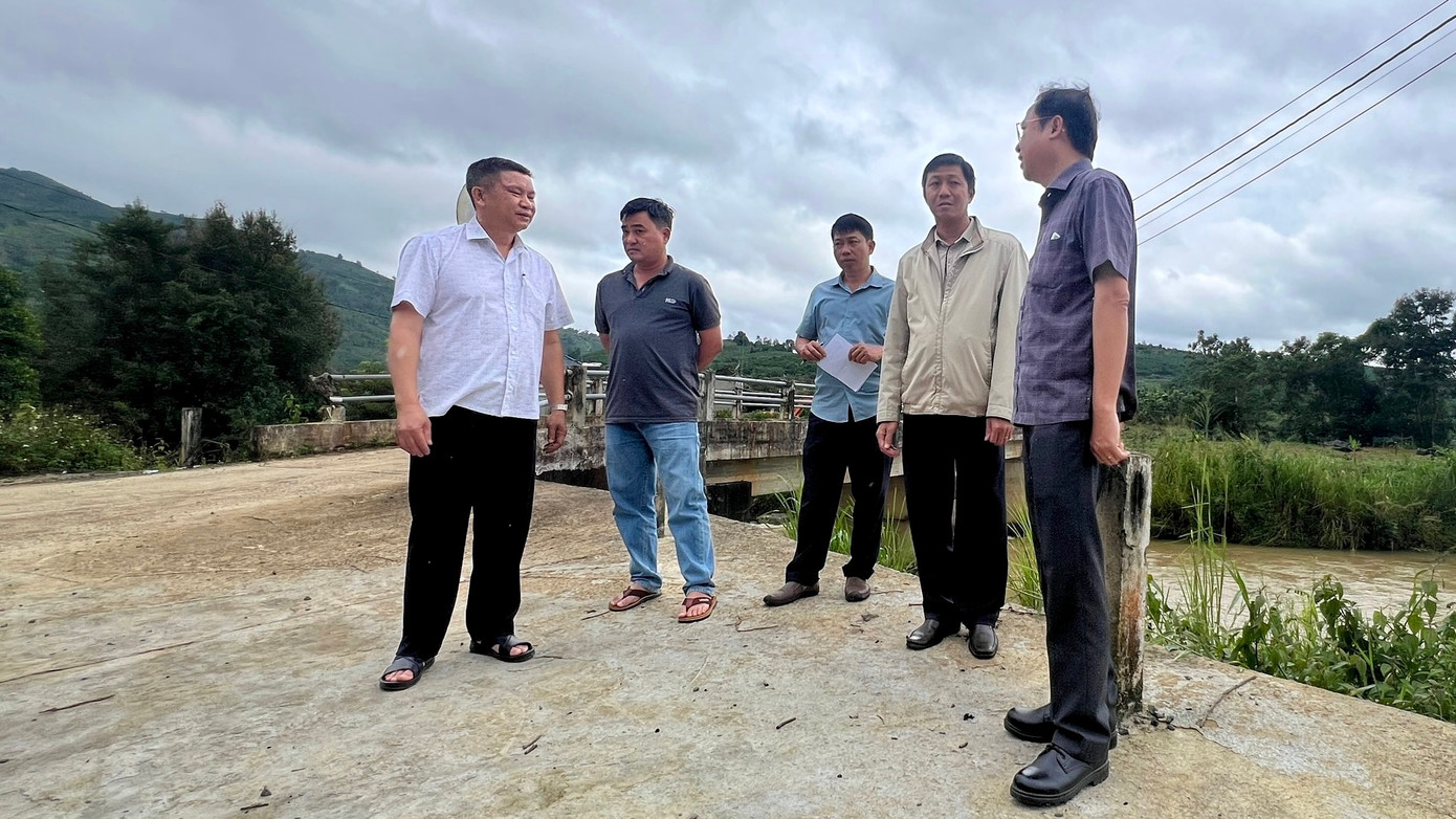 Do mưa kéo dài, chiều qua 21/7, ông Tôn Thiện Đồng - Bí thư Thành uỷ Bảo Lộc (tỉnh Lâm Đồng) đã đi khảo sát, kiểm tra các khu vực có nguy cơ xảy ra sạt lở đất, ngập lụt cao trên địa bàn.