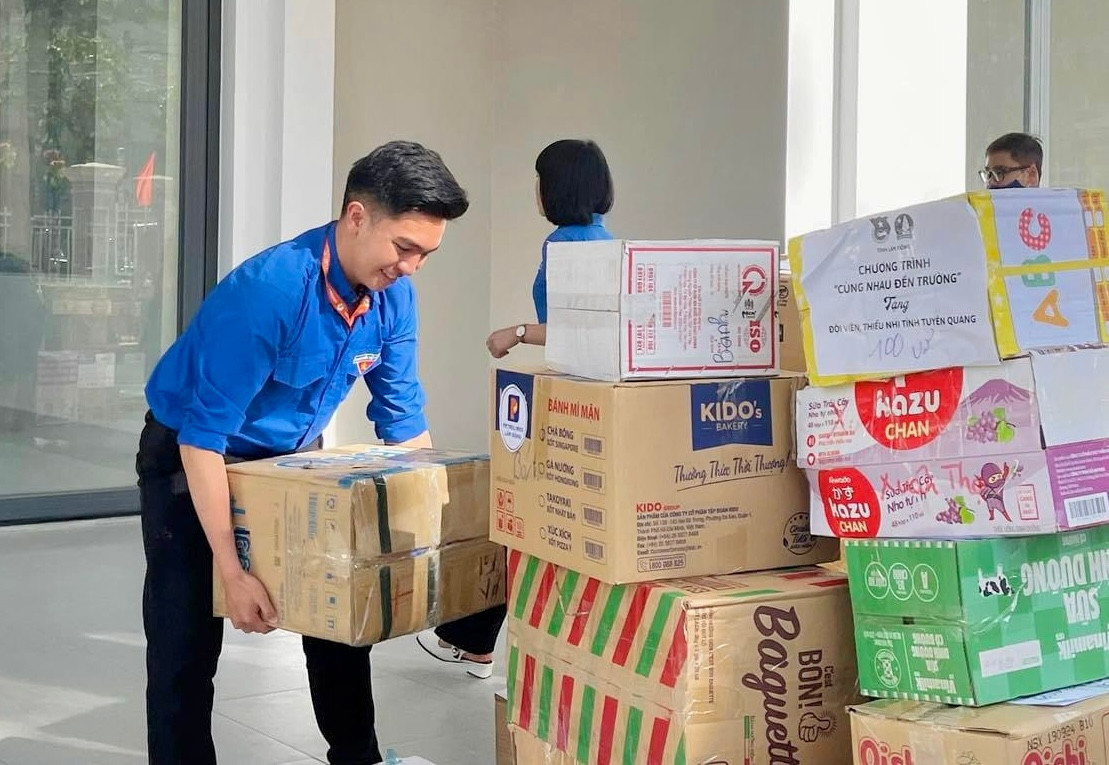 Sáng 25/10, hàng chục đoàn viên thanh niên đã góp sức bốc các thùng hàng chứa đồ dùng học tập lên xe chở đi tỉnh Tuyên Quang. Sáng 25/10, hàng chục đoàn viên thanh niên đã góp sức bốc các thùng hàng chứa đồ dùng học tập lên xe chở đi tỉnh Tuyên Quang.