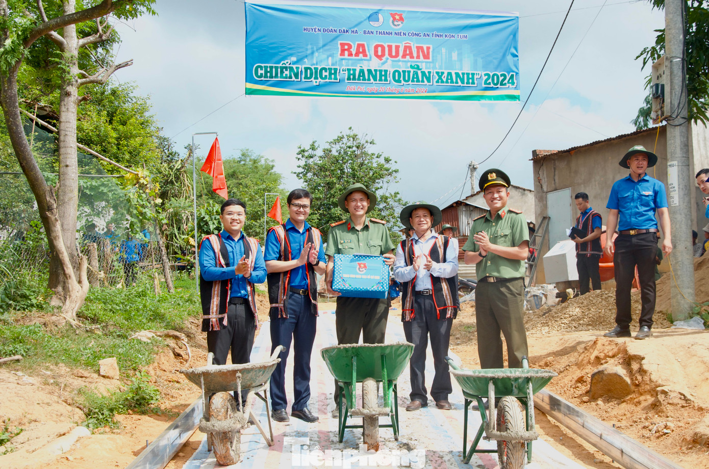 Đoàn đại biểu thăm, tặng quà động viên các đội hình thanh niên tình nguyện trên địa bàn huyện Đăk Hà