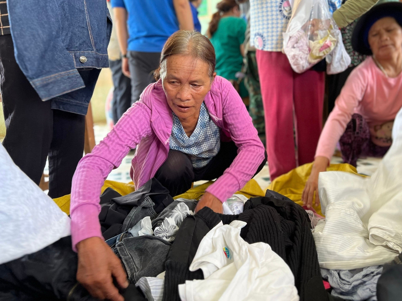 Trong khuôn khổ, Hội LHTN Việt Nam tỉnh đã trao tặng hơn 300 bộ quần áo cho bà con