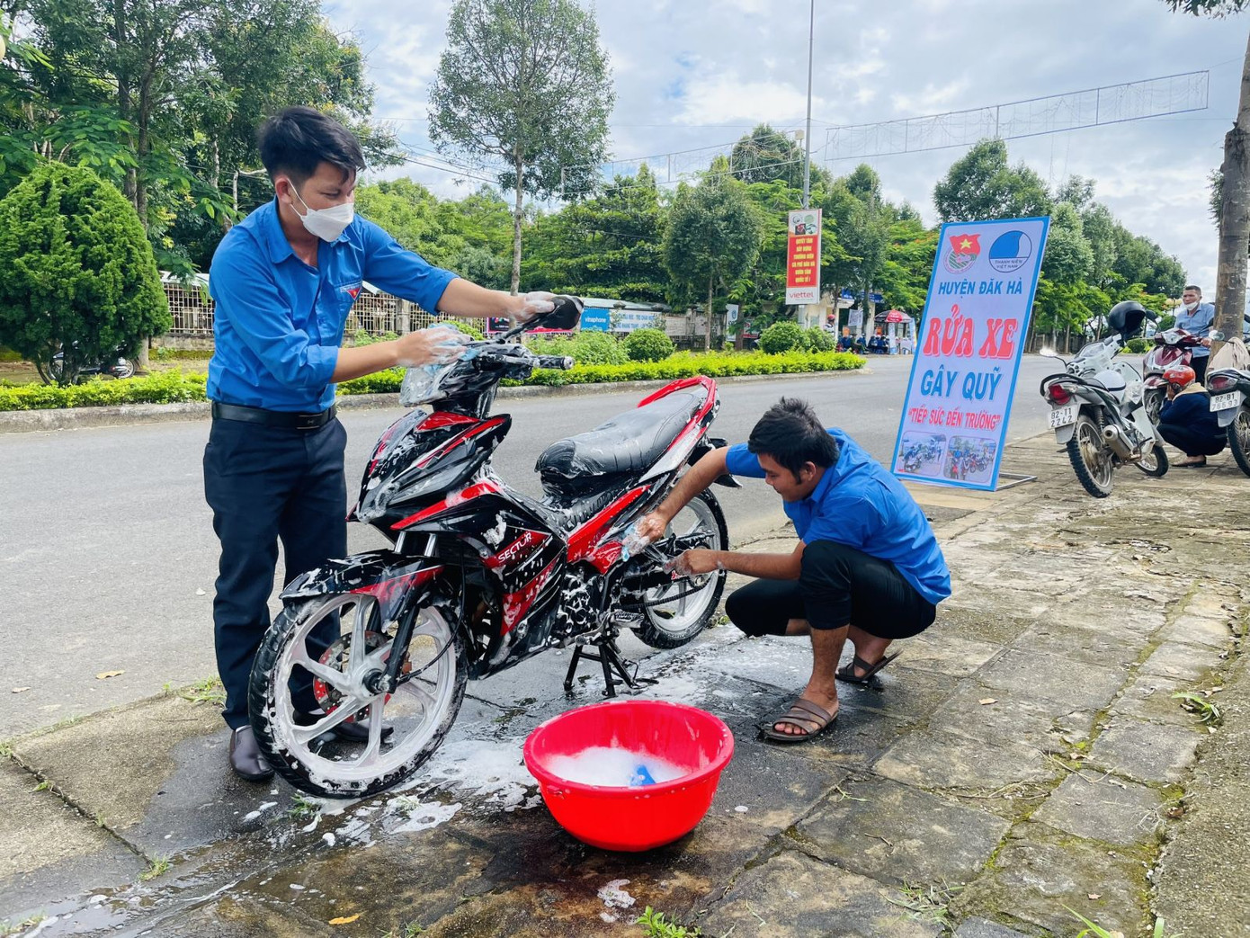 Thanh niên rửa xe gây quỹ hỗ trợ tiếp sức mùa thi Thanh niên rửa xe gây quỹ hỗ trợ tiếp sức mùa thi