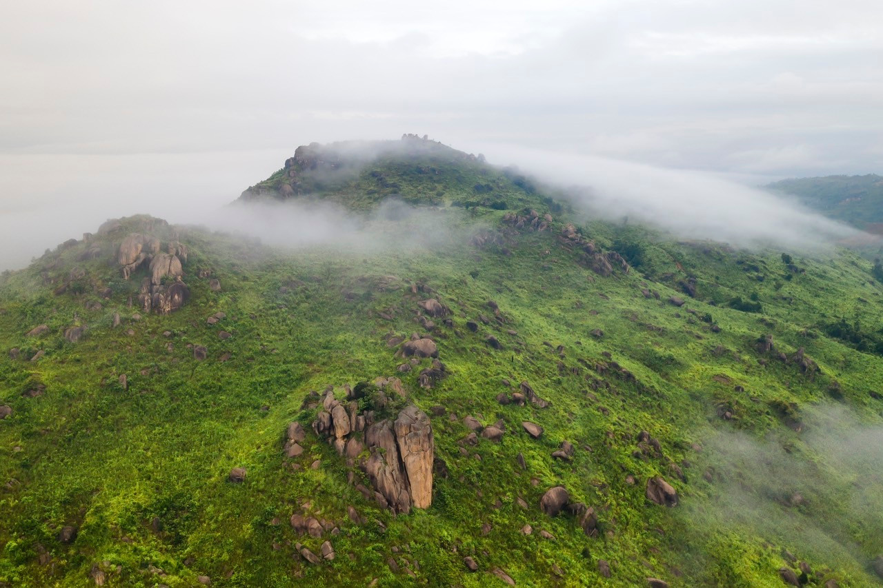 Núi Chư Hreng có độ cao khoảng 1.100m tính từ mực nước biển, tổng chiều dài khoảng 11km. Núi thuộc khu vực giáp giữa hai tỉnh Kon Tum và Gia Lai.