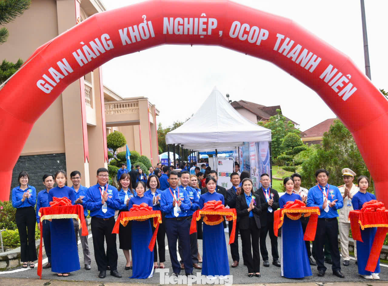 Trong khuôn khổ Đại hội đại biểu Hội LHTN Việt Nam tỉnh Lâm Đồng lần thứ VII có 10 gian hàng trưng bày sản phẩm OCOP và 6 gian hàng khởi nghiệp của thanh niên.