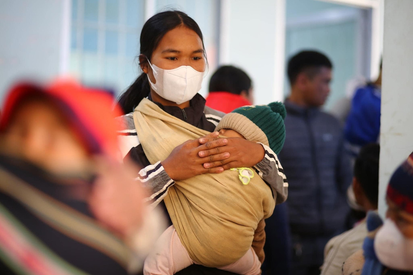 Chị Y Nhiên (trú xã Măng Buk) chia sẻ: "Nghe tin có đoàn bác sỹ ở Thủ đô vào, nên tôi đưa con xuống khám. Lúc đầu, tôi tưởng chỉ được khám bệnh miễn phí nào ngờ còn được phát cho một túi kẹo, sữa và có cả lì xì nên ai cũng vui lắm".