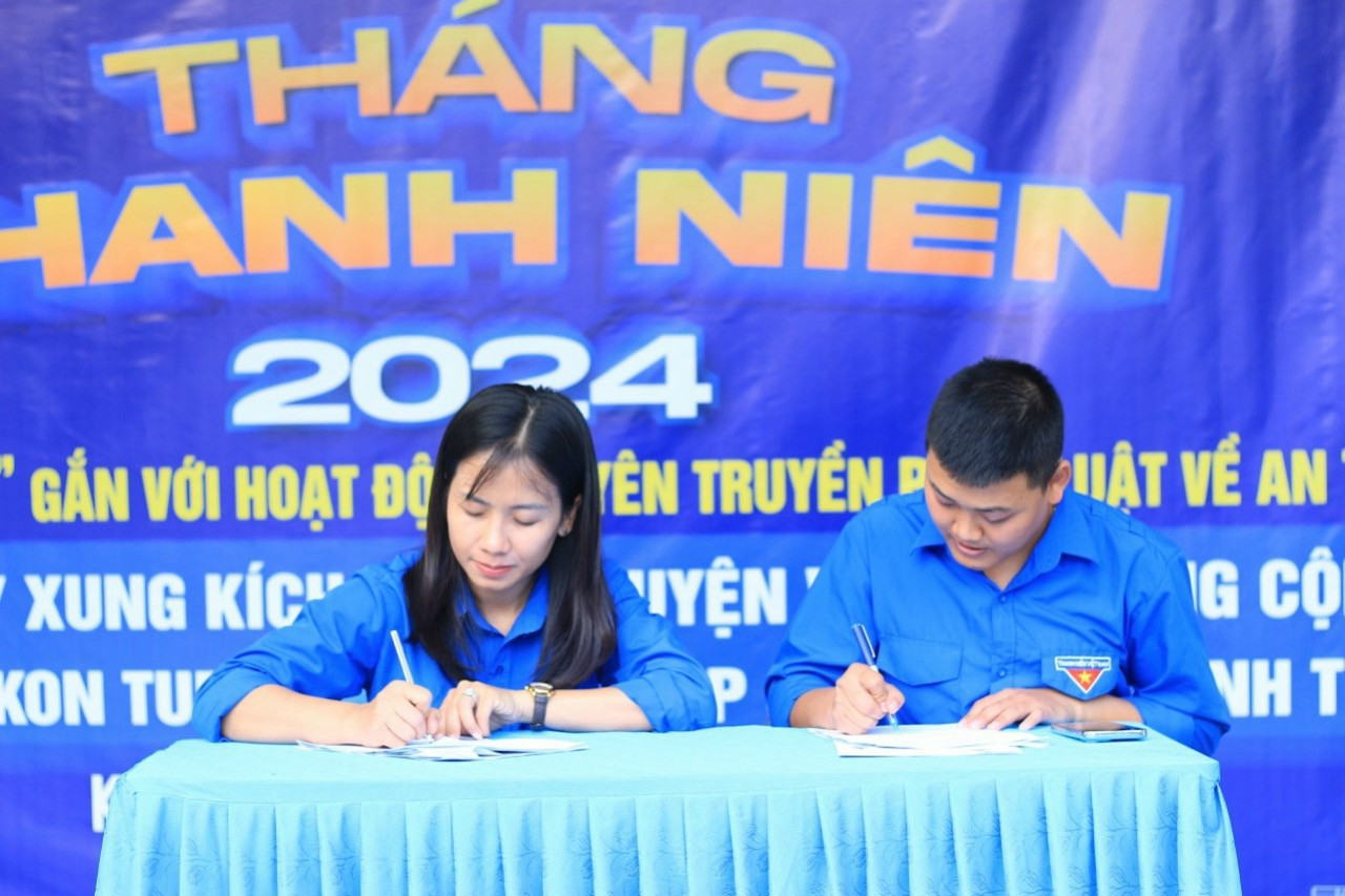 Các tổ chức cơ sở đoàn ký cam kết chấp hành quy định Luật Giao thông đường bộ. Các tổ chức cơ sở đoàn ký cam kết chấp hành quy định Luật Giao thông đường bộ.