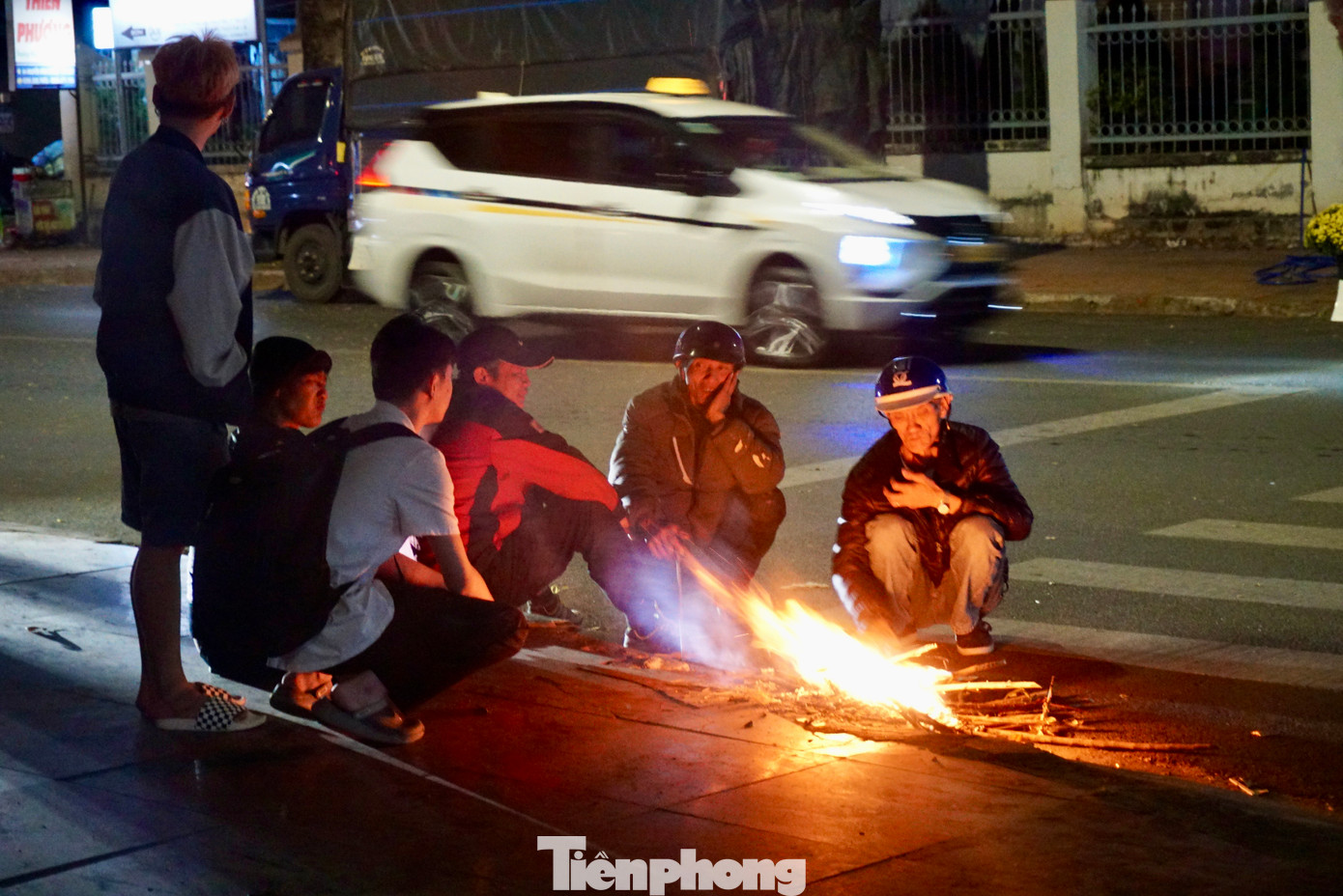Tại TP Buôn Ma Thuột càng về đêm, nhiệt độ càng xuống thấp, nhóm người đốt lửa sưởi ấm.