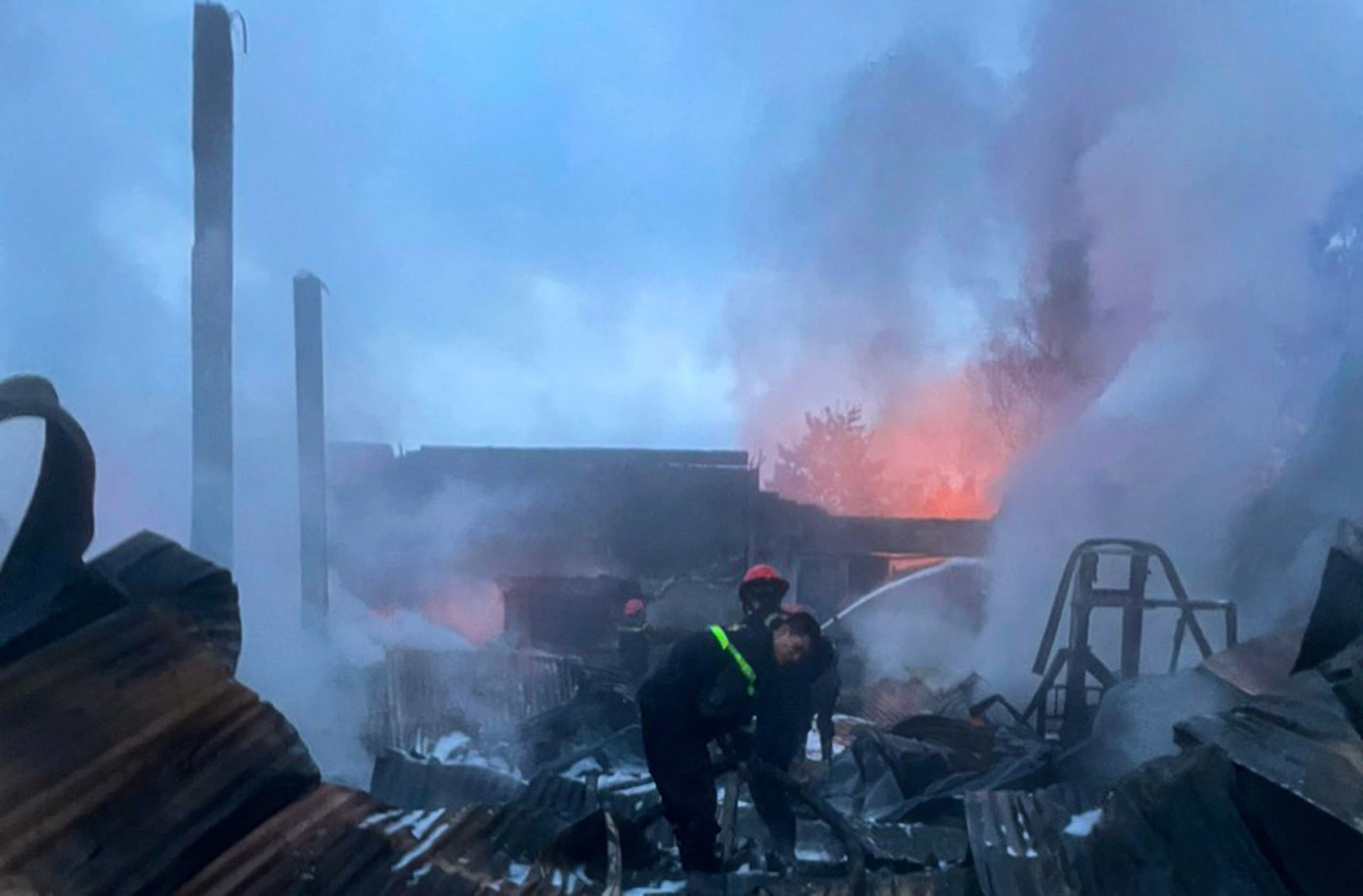 Nhận được tin báo, Phòng Cảnh sát PCCC-CNCH khu vực 3 Công an Lâm Đồng huy động hàng chục cán bộ, chiến sĩ cùng nhiều phương tiện chuyên dụng đến hiện trường. Nhận được tin báo, Phòng Cảnh sát PCCC-CNCH khu vực 3 Công an Lâm Đồng huy động hàng chục cán bộ, chiến sĩ cùng nhiều phương tiện chuyên dụng đến hiện trường.