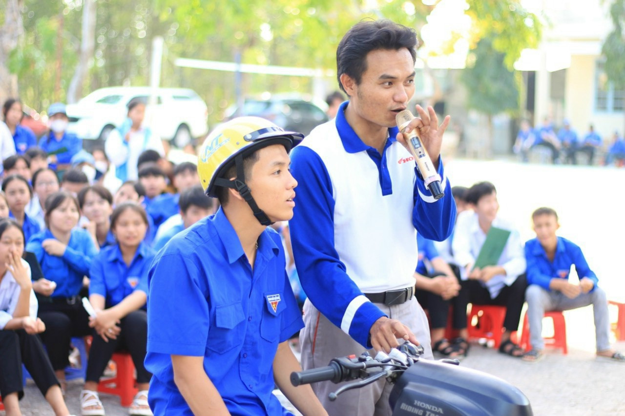 Đoàn viên thanh niên trải nghiệm lái xe qua mô hình Đoàn viên thanh niên trải nghiệm lái xe qua mô hình