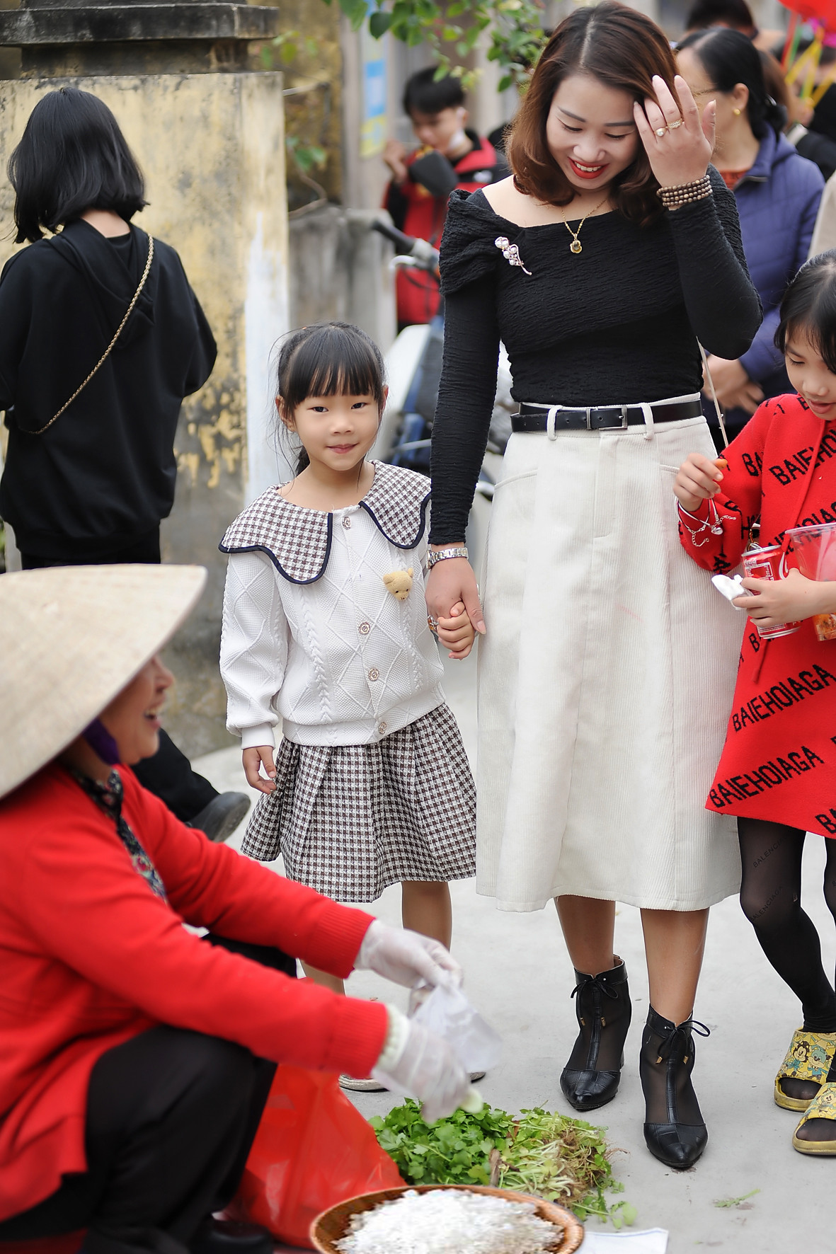 Bà Ninh Thị Lá với mặt hàng muối cũng được nhiều người lựa chọn.