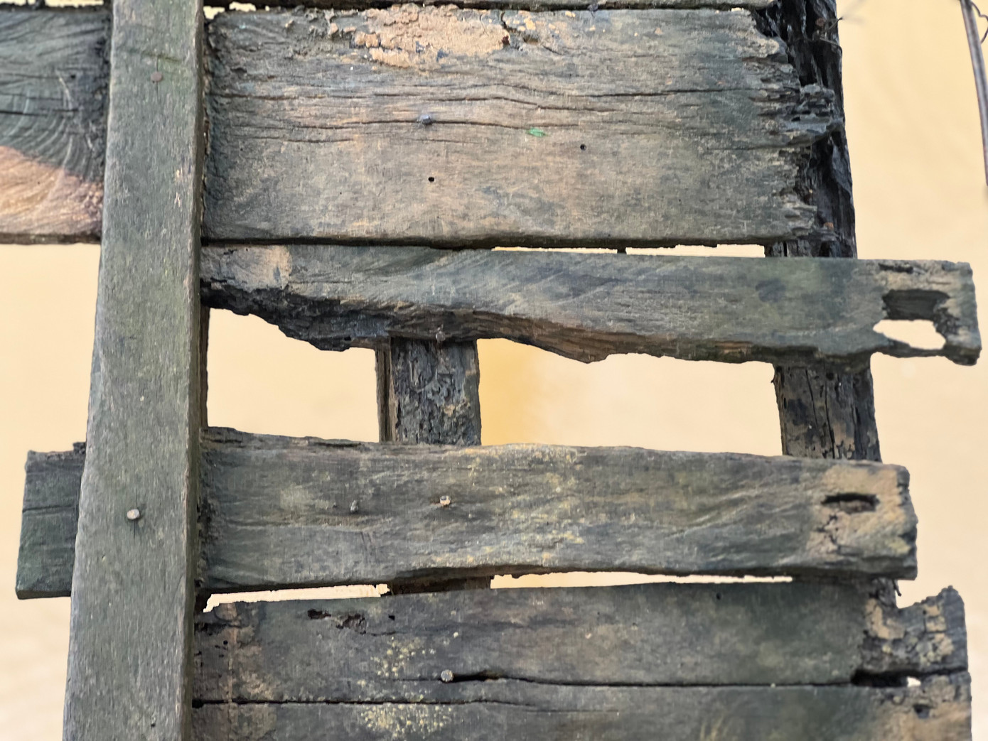 Mặt cầu chắp vá bằng những thân gỗ tạm bợ, bị mục.