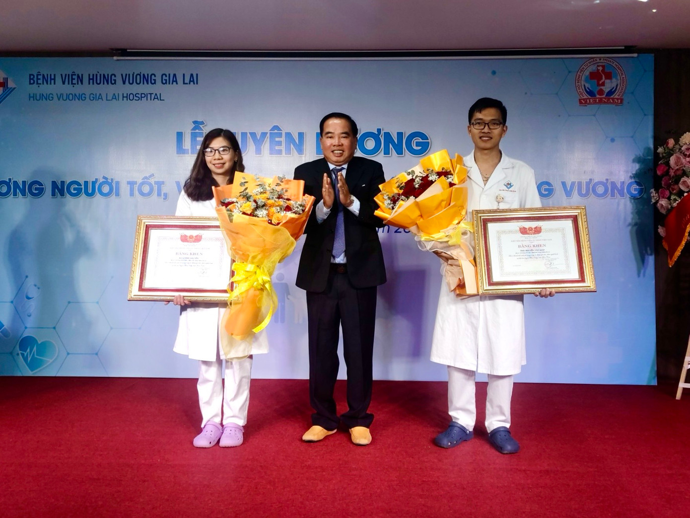 Ông Phạm Thế Đồng - Phó Chủ tịch Hiệp hội Bệnh viện tư nhân Việt Nam trao tặng Bằng khen cho 2 vợ chồng bác sỹ