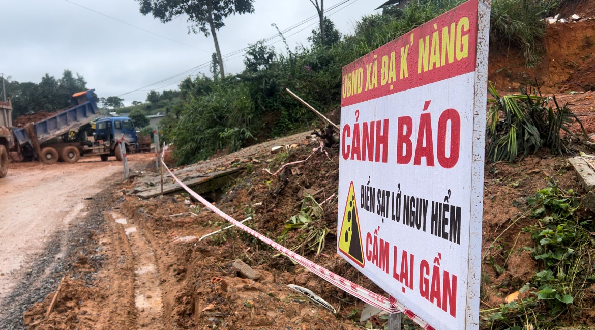 Ông Đồng cho hay, sau gần 1 ngày tập trung khắc phục điểm sạt lở, khoảng 17h30 ngày 21/7, tuyến đường quốc lộ 27 sẽ được thông xe.