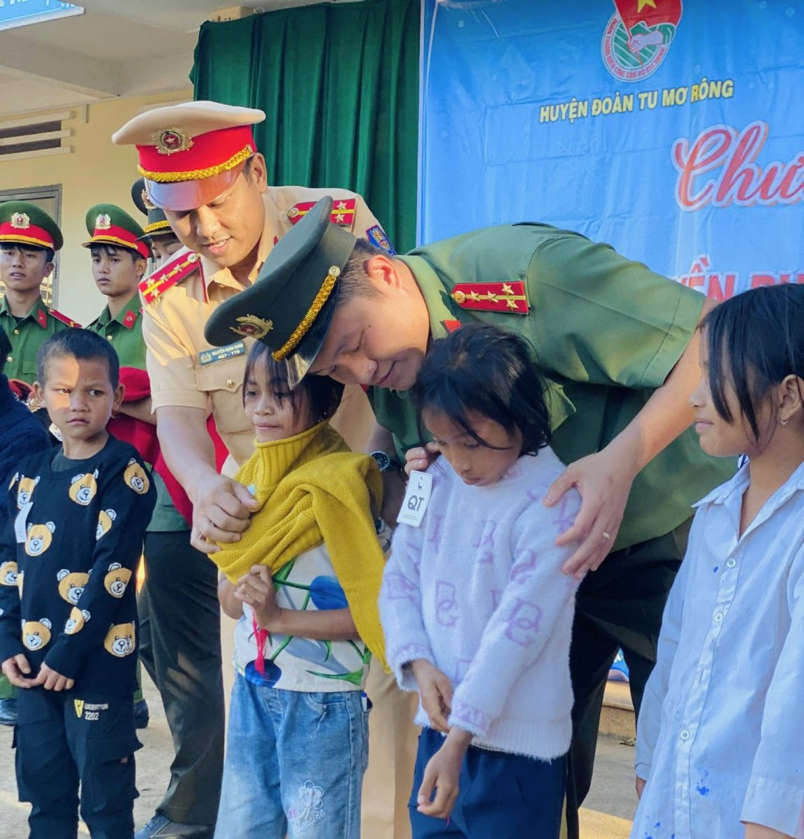 Tặng 160 áo ấm cho học sinh và nhân dân trên địa bàn Tặng 160 áo ấm cho học sinh và nhân dân trên địa bàn