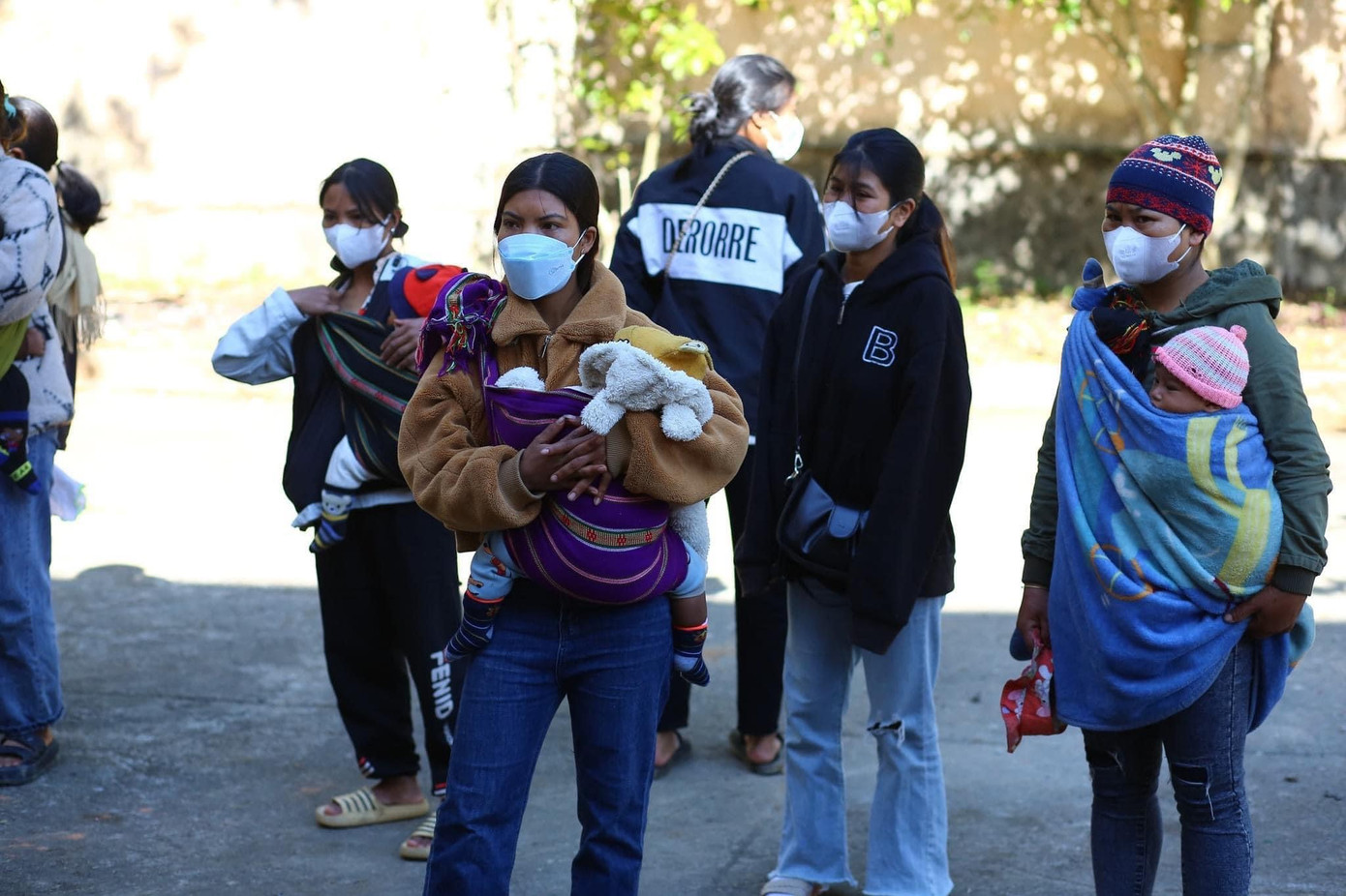 Từ sáng sớm, tại trung tâm Y tế xã Măng Buk đã có hàng trăm trẻ em, phụ huynh có con nhỏ trên địa bàn huyện Kon Plông đến thăm khám. Đa số người đồng bào dân tộc thiểu số.