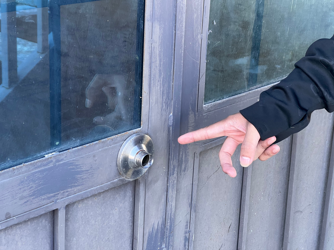 Theo ghi nhận, do không có người ở, một số hạng mục của dự án có dấu hiệu bị phá hoại hoặc xuống cấp.