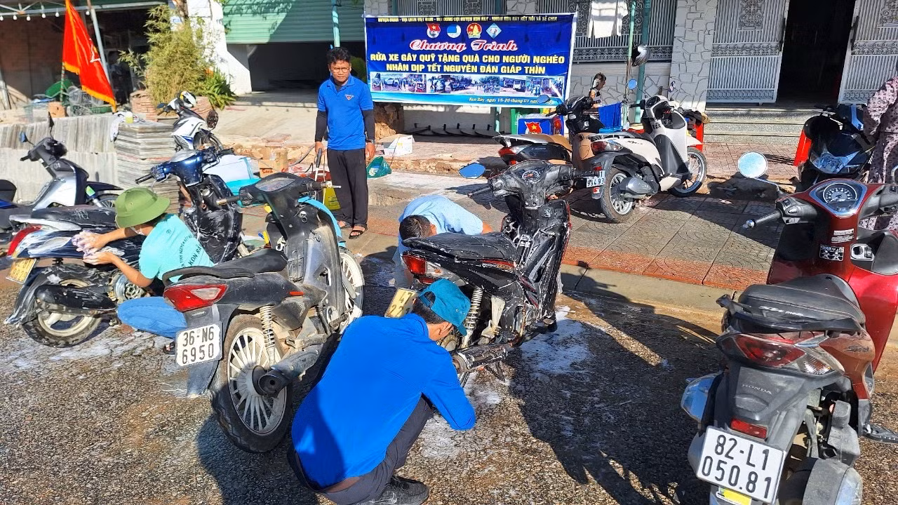 Nhiều ĐVTN gác lại công việc, không quản nắng nóng tham gia hoạt động