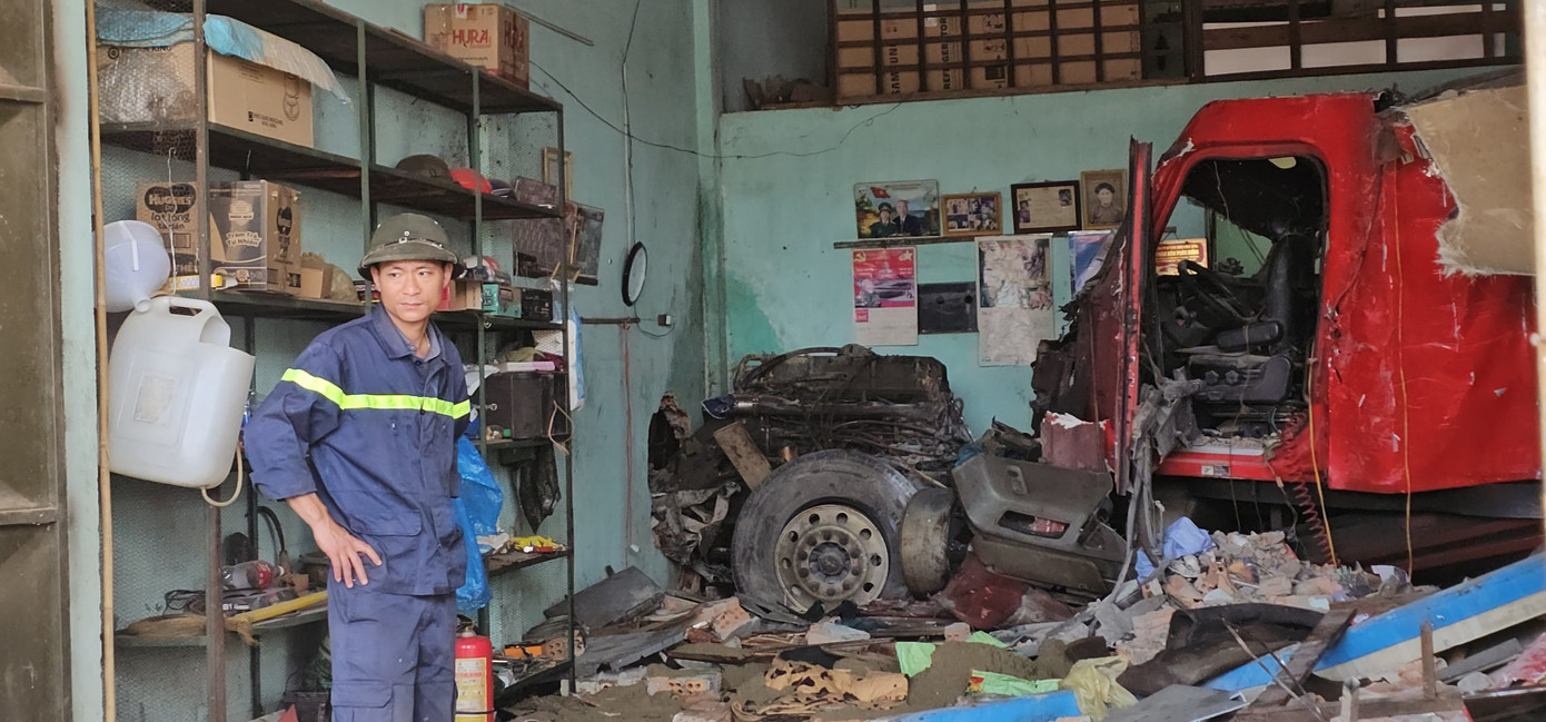 Xe container nằm hoàn toàn trong nhà dân Xe container nằm hoàn toàn trong nhà dân