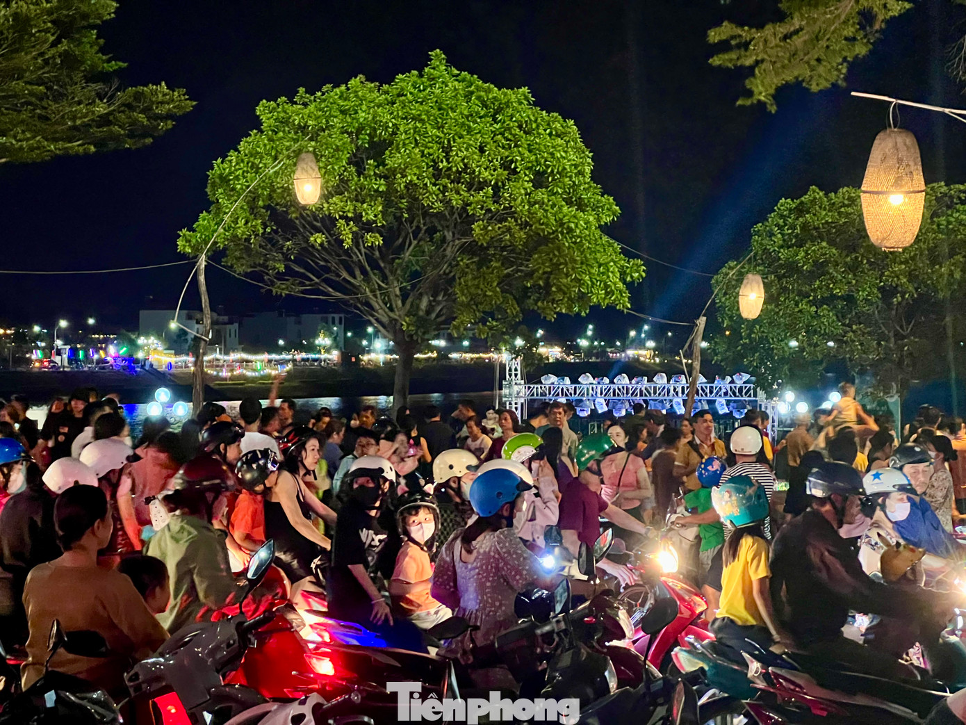 Dòng người đổ về phố đêm Đăk Bla khiến nhiều đoạn đường chật kín, khó di chuyển.