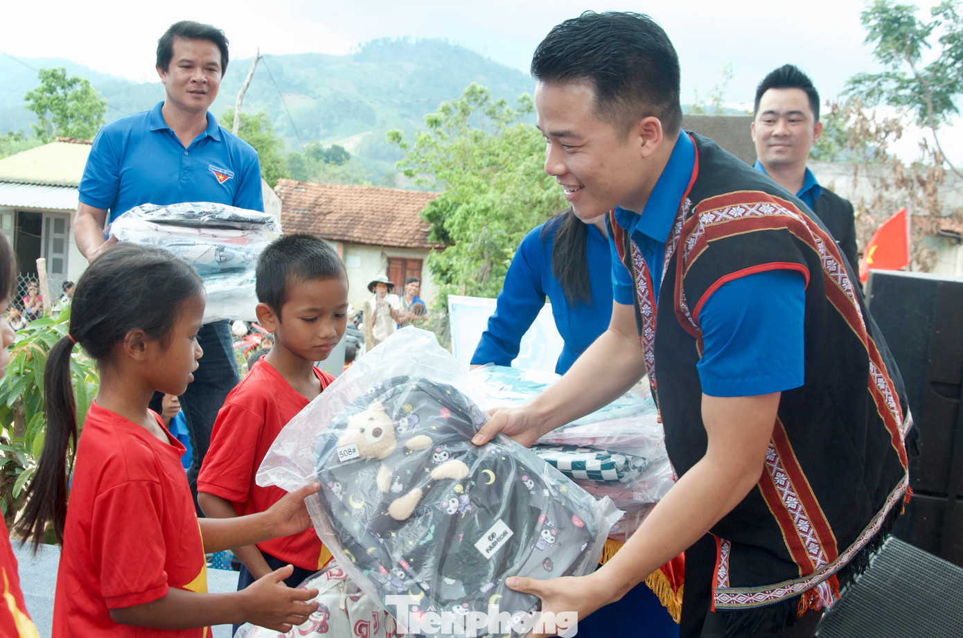 Thư ký Bí thư thứ nhất T.Ư Đoàn và Phó Bí Tỉnh Đoàn Kon Tum trao tặng quà đến các em thiếu nhi