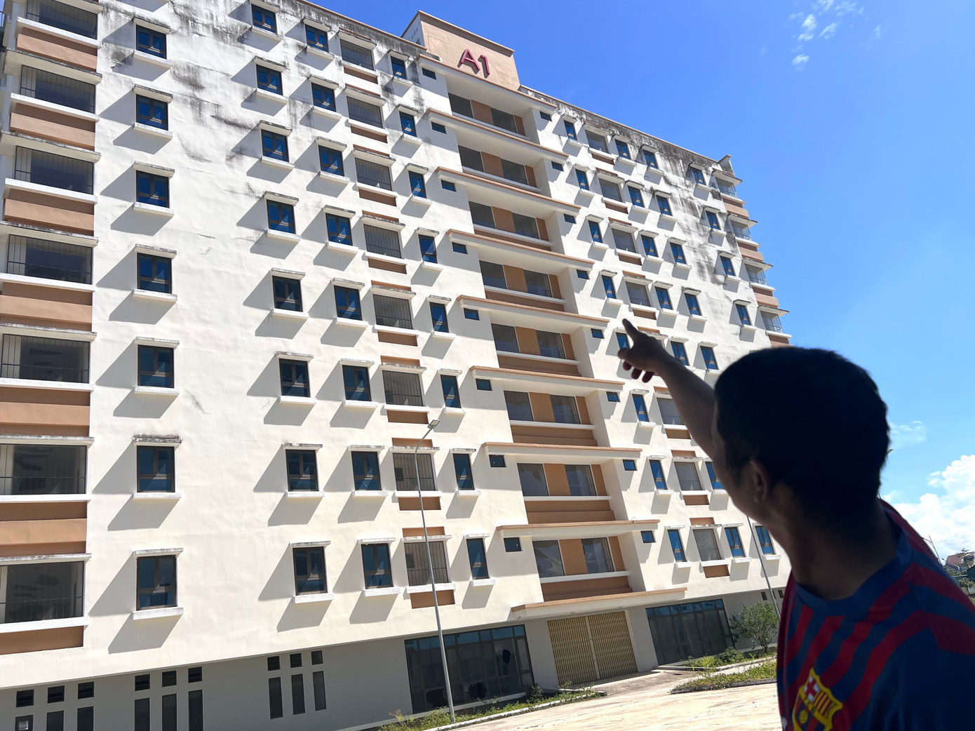 Rêu mốc bám đầy trên các mảng tường.