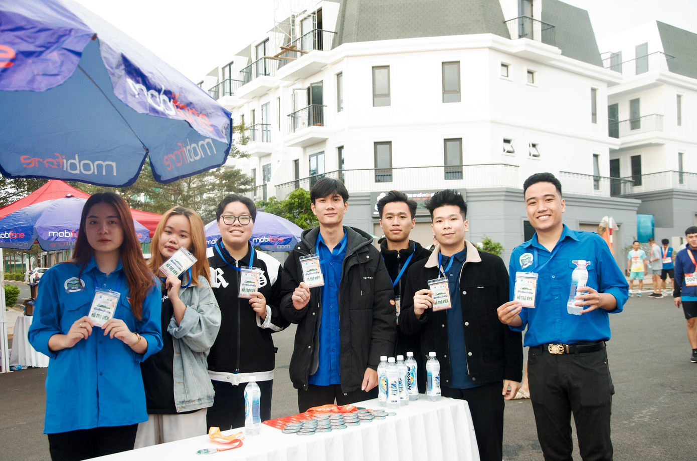 Đoàn viên thanh niên hỗ trợ giải chạy Đoàn viên thanh niên hỗ trợ giải chạy