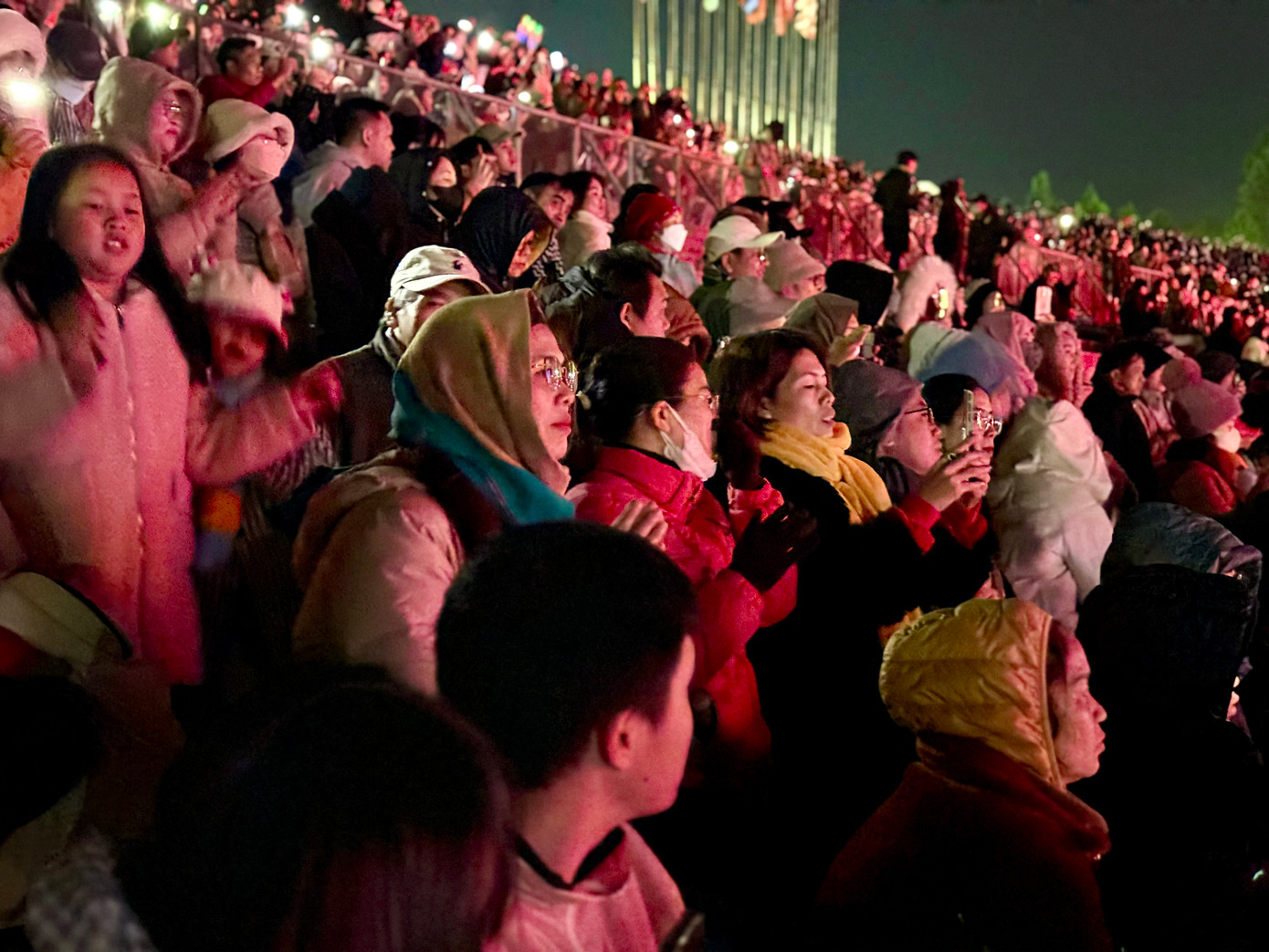 Dù thời tiết tại Đà Lạt có 14 độ C nhưng khuôn viên Quảng trường Lâm Viên đã chất kín chỗ từ sớm.