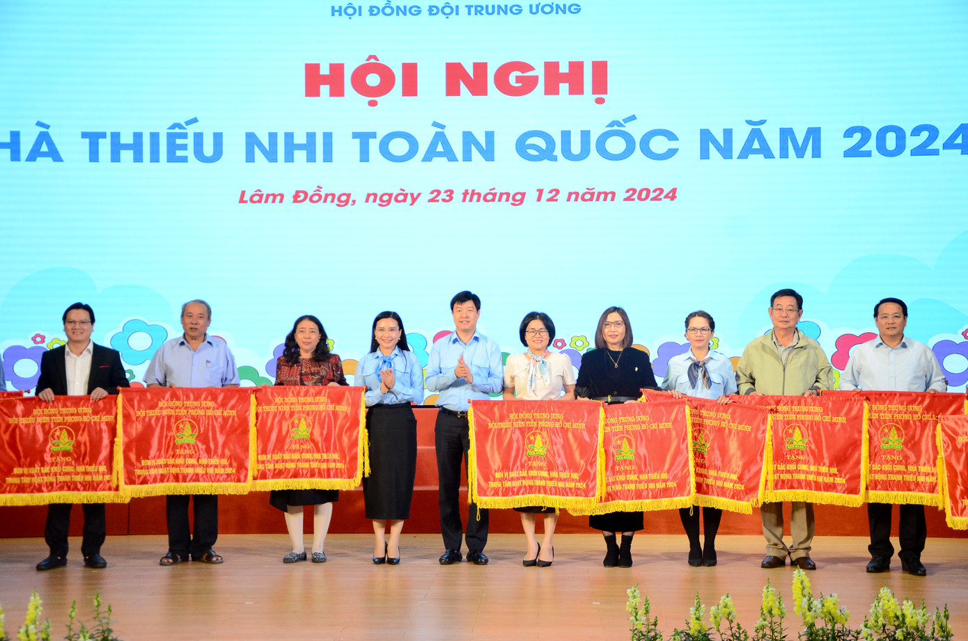 Trao tặng Bằng khen, cờ thi đua và học bổng cho các đơn vị, cá nhân trong hệ thống Nhà thiếu nhi. Trao tặng Bằng khen, cờ thi đua và học bổng cho các đơn vị, cá nhân trong hệ thống Nhà thiếu nhi.