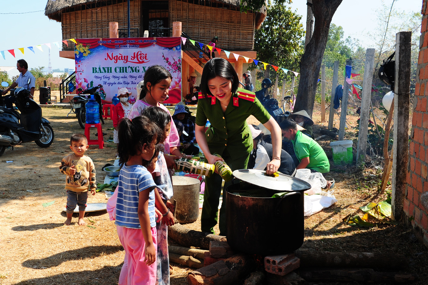 Nữ chiến sỹ công an giới thiệu cho các cháu thiếu nhi cách luộc bánh. Nữ chiến sỹ công an giới thiệu cho các cháu thiếu nhi cách luộc bánh.