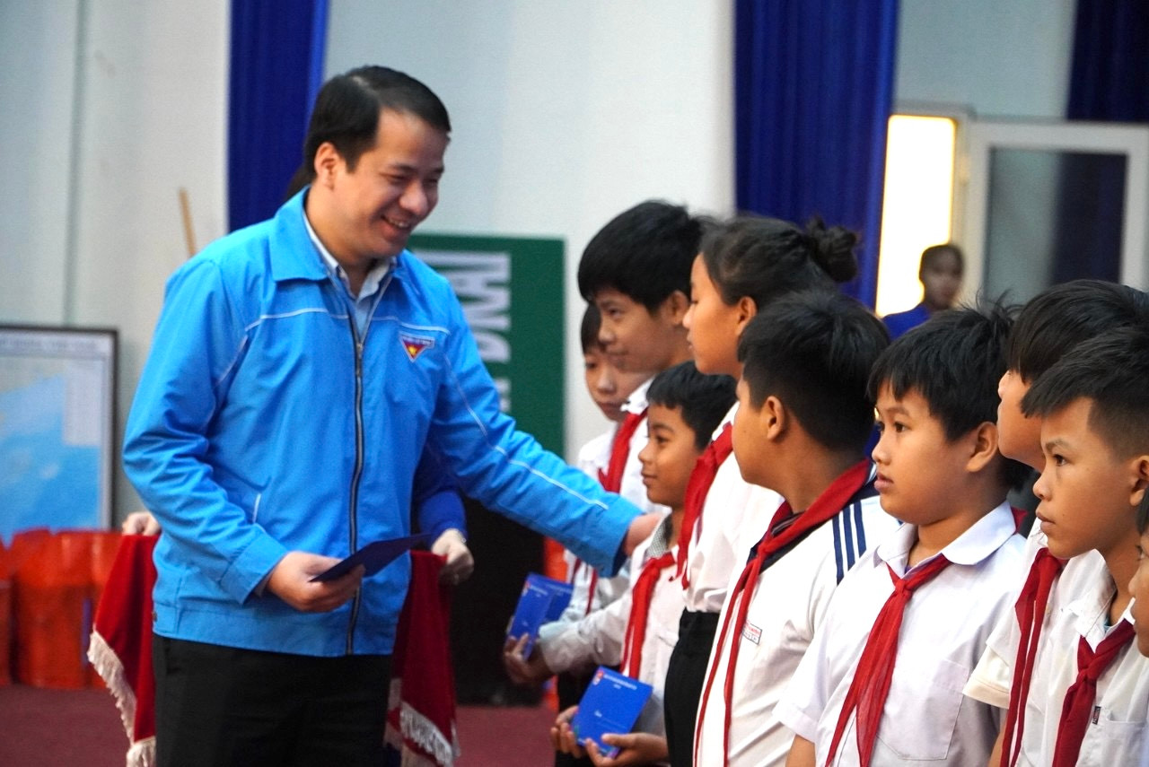 Anh Ngô Văn Cương - Bí thư T.Ư Đoàn trao tặng học bổng cho các em học sinh khó khăn.
