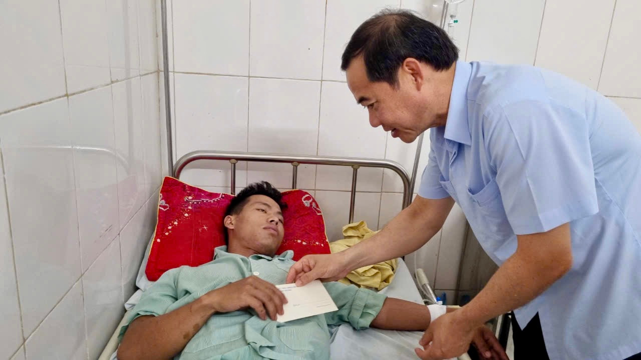 Quyền Bí thư Tỉnh ủy Lâm Đồng hỏi thăm bệnh nhân