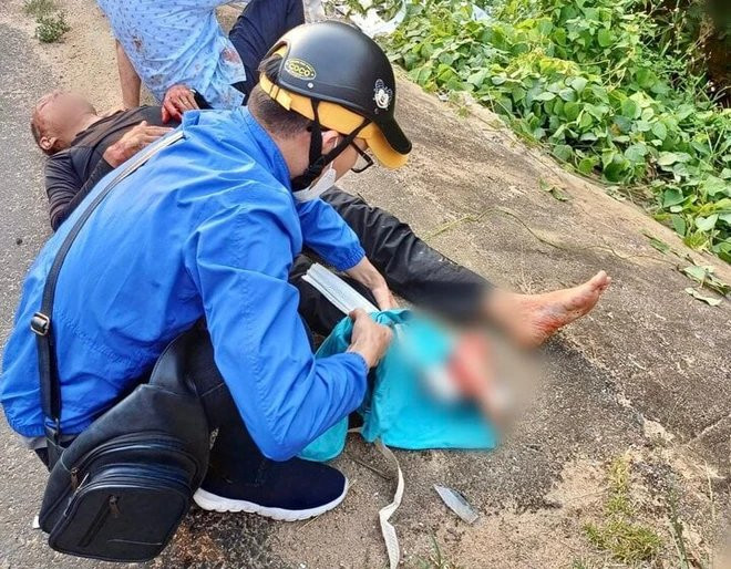 Bác sỹ Giáp băng bó vết thương cho các nạn nhân trong vụ tai nạn