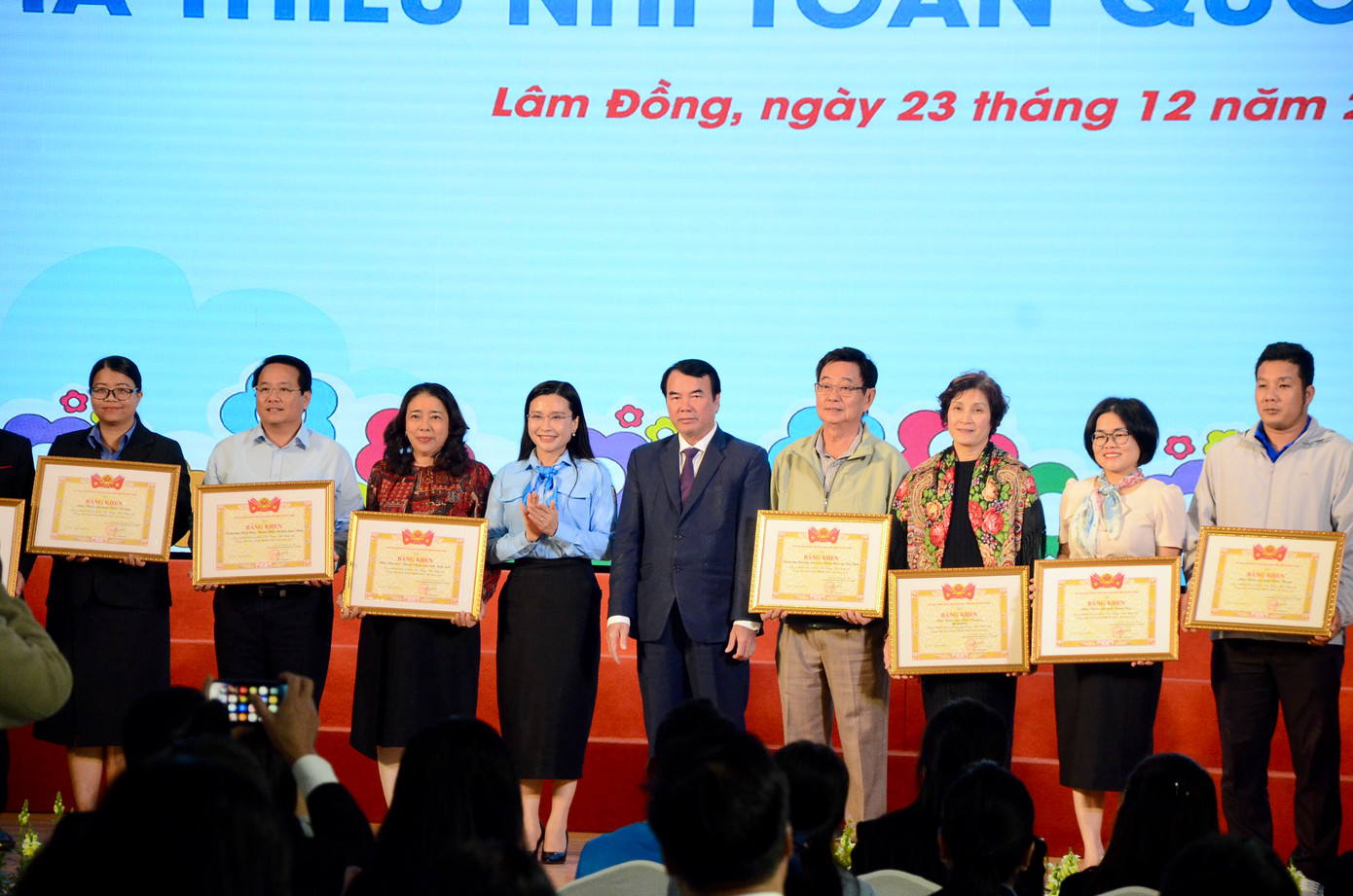 Trao tặng Bằng khen, cờ thi đua và học bổng cho các đơn vị, cá nhân trong hệ thống Nhà thiếu nhi. Trao tặng Bằng khen, cờ thi đua và học bổng cho các đơn vị, cá nhân trong hệ thống Nhà thiếu nhi.