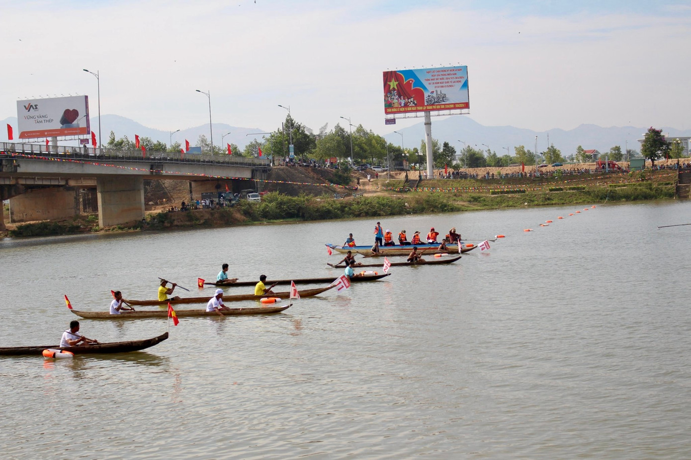 Ngày 30/3, UBND thành phố Kon Tum tổ chức Giải đua thuyền độc mộc tại sông Đăk Bla (phường Quyết Thắng).
