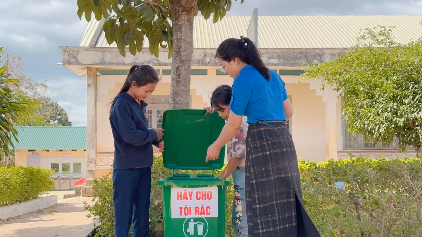Tuổi trẻ Đăk Tô giáo dục ý thức bảo vệ môi trường cho đội viên, thiếu nhi