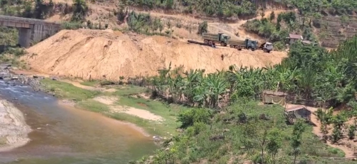 Hiện trường Cty CP Quang Đức Kon Tum đổ đất đá thải xuống sông suối Hiện trường Cty CP Quang Đức Kon Tum đổ đất đá thải xuống sông suối