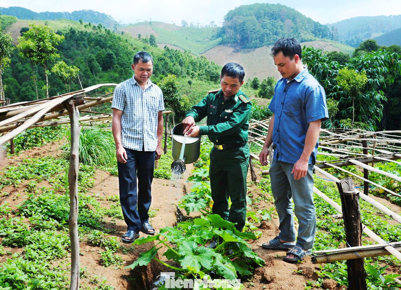 Vừa tuyên truyền vận động, vừa bằng những hành động, việc làm cụ thể theo lối cầm tay chỉ việc để giúp người dân chuyển đổi nhận thức.