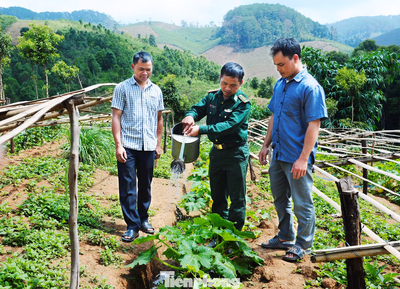 Vừa tuyên truyền vận động, vừa bằng những hành động, việc làm cụ thể theo lối cầm tay chỉ việc để giúp người dân chuyển đổi nhận thức.