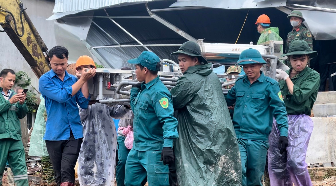 Các lực lượng di tản tài sản các ngôi nhà bị lấp tới khu vực an toàn.