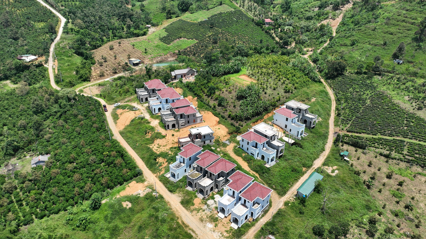 Toàn cảnh 17 căn biệt thự xây dựng trái phép. Toàn cảnh 17 căn biệt thự xây dựng trái phép.