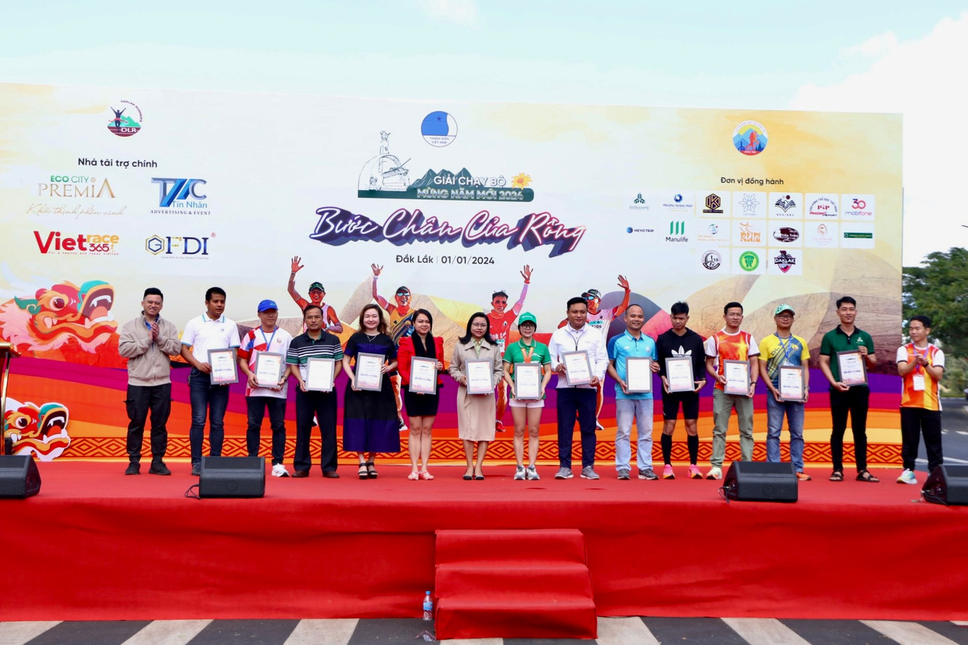 Ban Tổ chức trao giấy chứng nhận cho các đơn vị đồng hành. Ban Tổ chức trao giấy chứng nhận cho các đơn vị đồng hành.