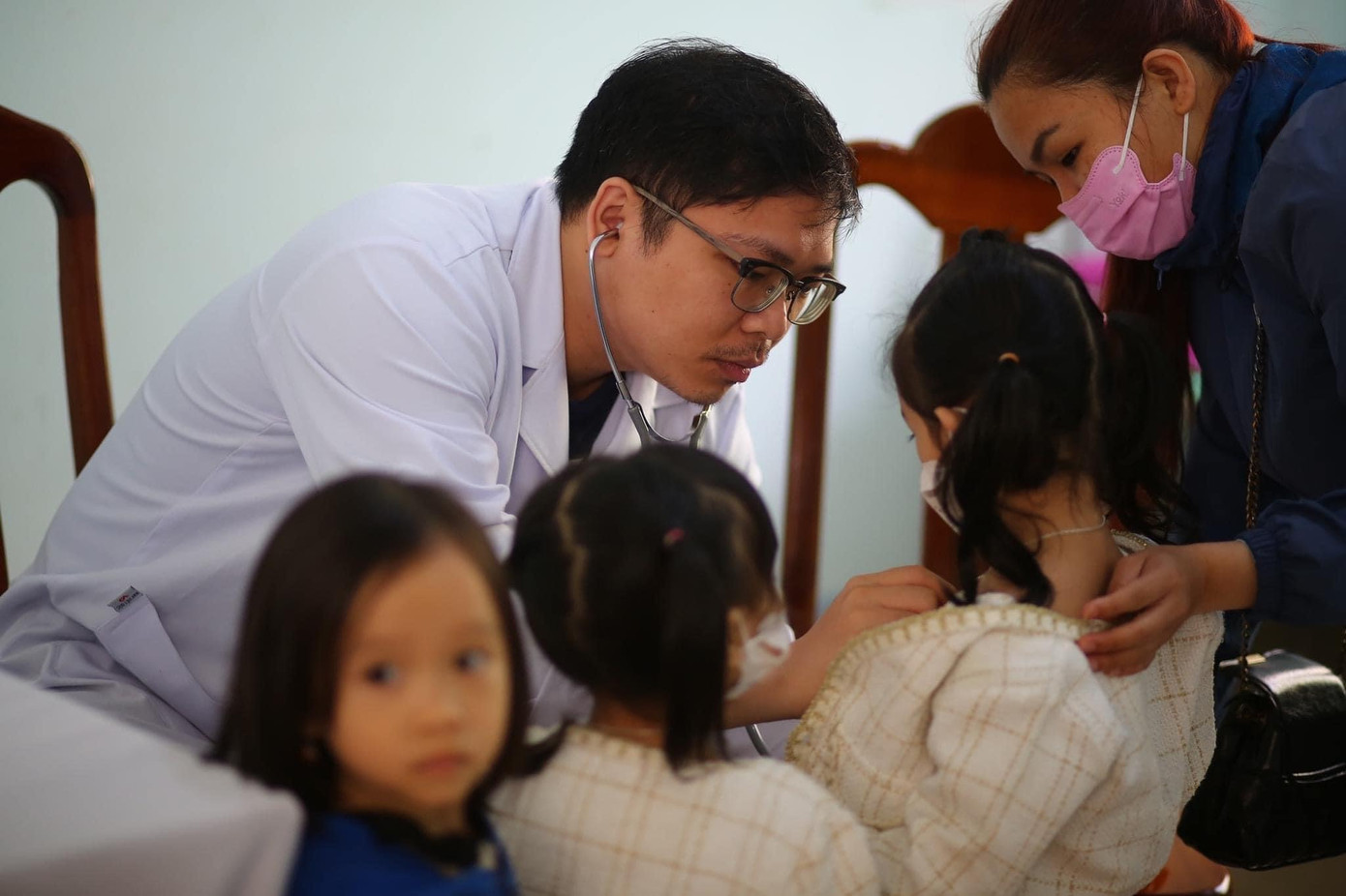 Anh Bùi Viết Hà – Chủ tịch Hội Du lịch Măng Đen (huyện Kon Plông) chia sẻ, chương trình không chỉ tạo cơ hội cho trẻ em trên địa bàn huyện được kiểm tra sức khỏe một cách toàn diện mà còn giúp các bé sớm phát hiện bệnh lý để điều trị can thiệp kịp thời.