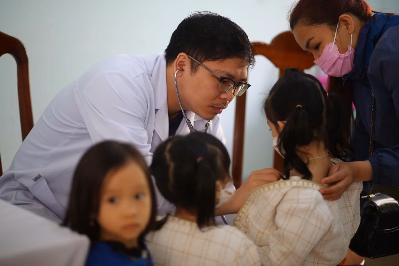 Anh Bùi Viết Hà – Chủ tịch Hội Du lịch Măng Đen (huyện Kon Plông) chia sẻ, chương trình không chỉ tạo cơ hội cho trẻ em trên địa bàn huyện được kiểm tra sức khỏe một cách toàn diện mà còn giúp các bé sớm phát hiện bệnh lý để điều trị can thiệp kịp thời.