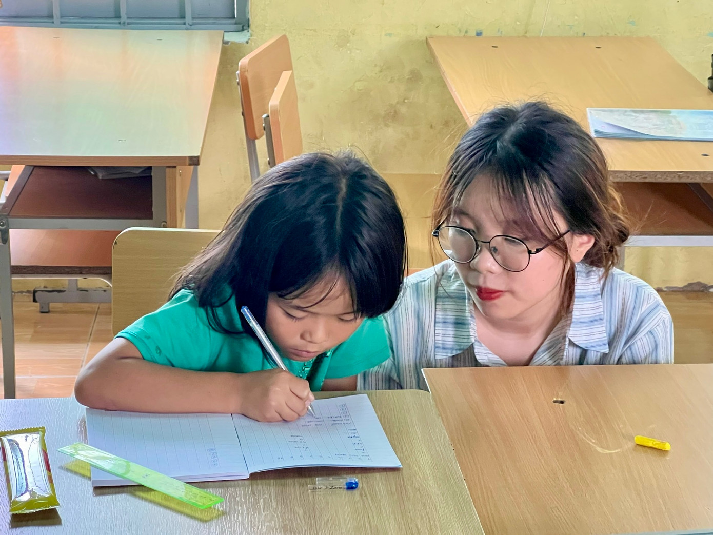 “Đây là lần đầu tiên nhóm dạy ở xã Đăk Tờ Re. Lúc đầu, nhóm hơi lo lắng vì không biết sẽ dạy sao cho các bé hiểu bài, đặc biệt là môn tiếng Anh. Nhưng nhờ sự trợ giúp của các thầy cô, bạn bè, tụi em đã tìm được các phương pháp dạy hiệu quả”, Quỳnh bộc bạch.