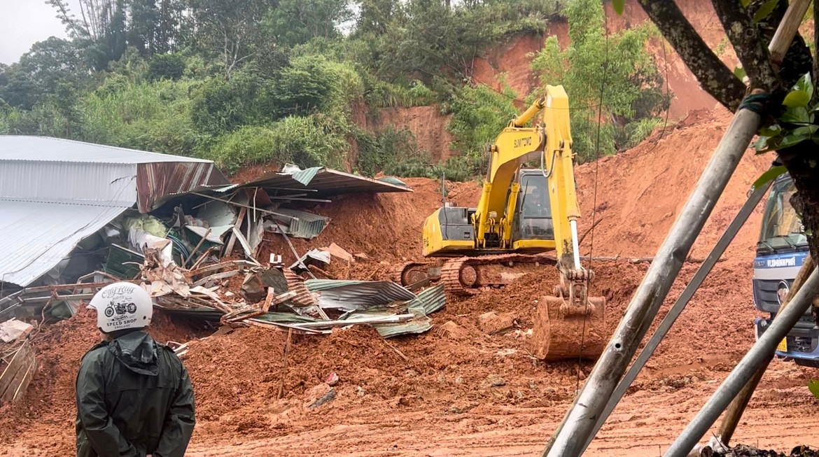 Hiện trường vụ sạt lở ngày 20/7 khiến 2 người tử vong Hiện trường vụ sạt lở ngày 20/7 khiến 2 người tử vong